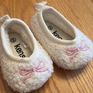 Kensie Kids White and Pink Bow Slippers - GUC - Size 2 (6 months)